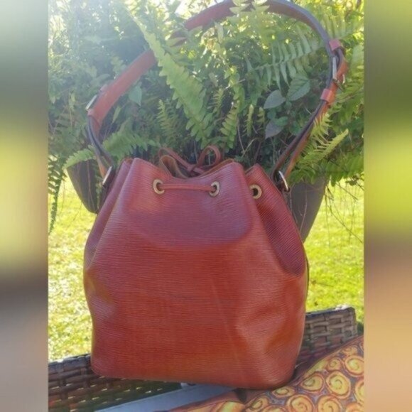 Louis Vuitton Epi Noe Leather Bucket Bag - Picture 4 of 16